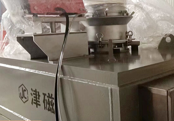 เครื่องแยกแม่เหล็กความเข้มข้นสูง อุปกรณ์การกําจัดโลหะจากผงแห้ง